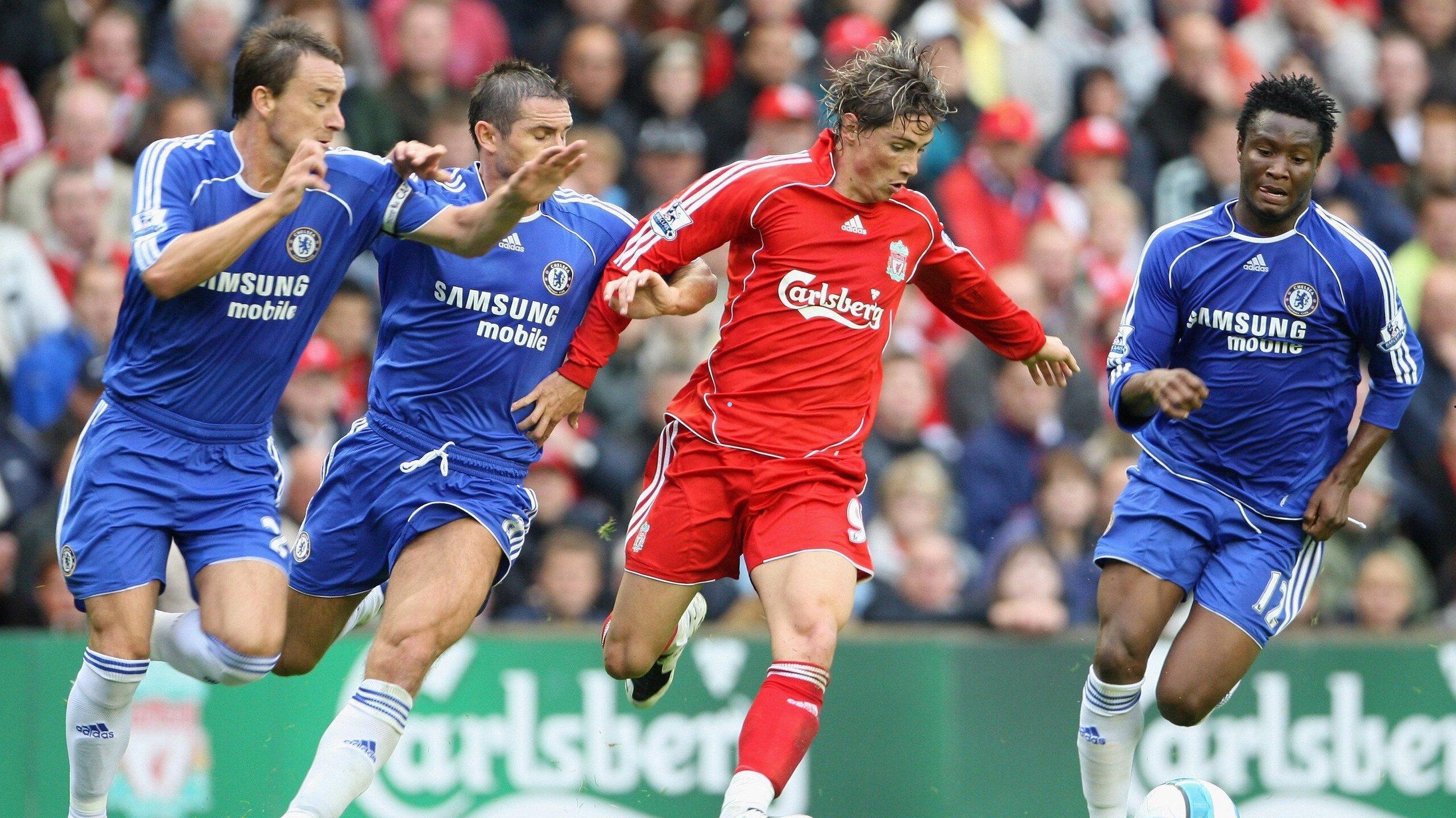 东方绿茵巅峰对决，国足迎战日本争夺冠军荣耀，新星王钰栋临危受命，岛民球迷跨海助威掀热浪