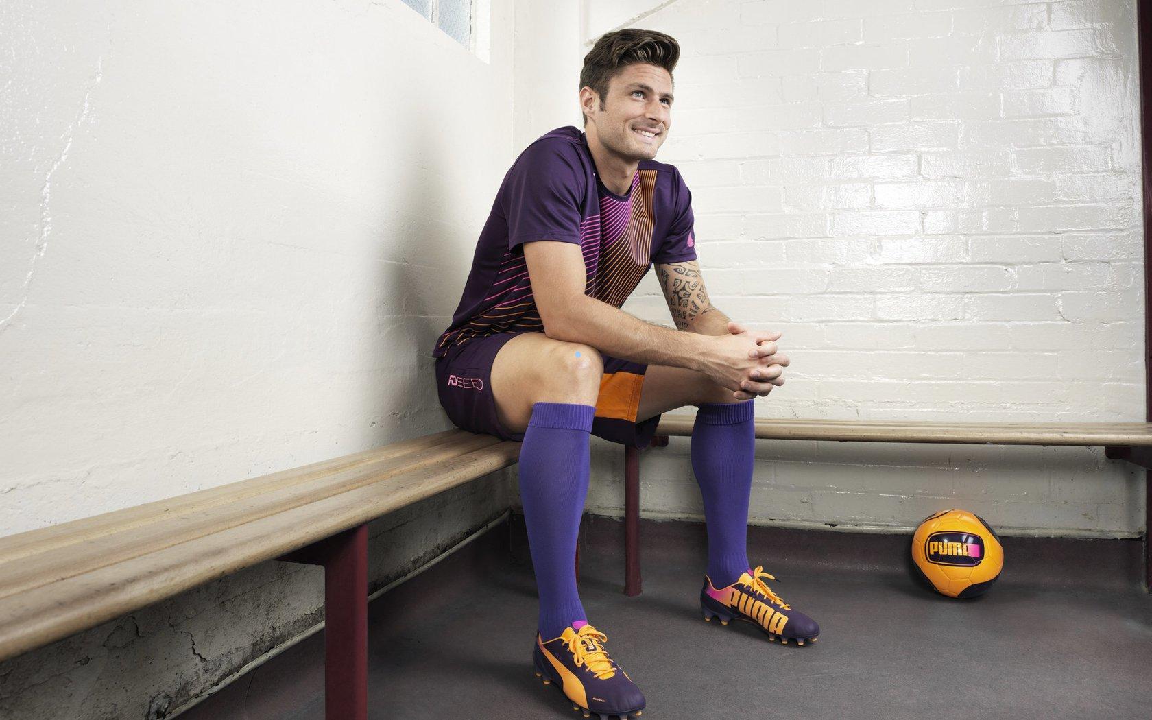 东方绿茵巅峰对决，国足迎战日本争夺冠军荣耀，新星王钰栋临危受命，岛民球迷跨海助威掀热浪